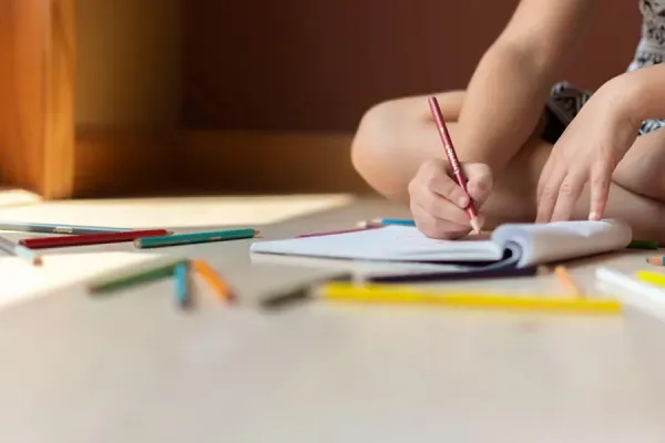 Cómo organizar la vuelta a clases de tu hijo en nueve pasos, según Chat GPT