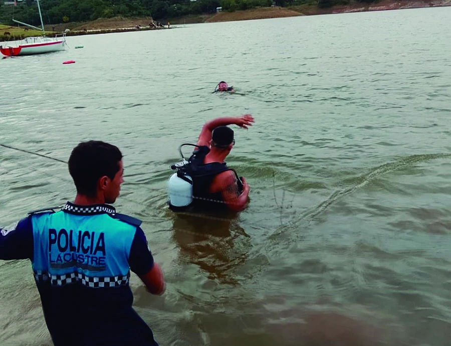 EL VELERO, CERCA DE LA CHIMENEA. Los policías tratan de rescatar a los bañistas en la emergencia. 