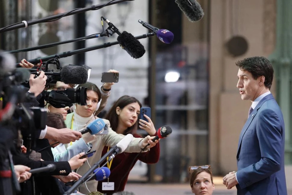 EN PARÍS. El primer ministro canadiense Trudeau dijo que su país reaccionará “con fuerza” a las medidas.