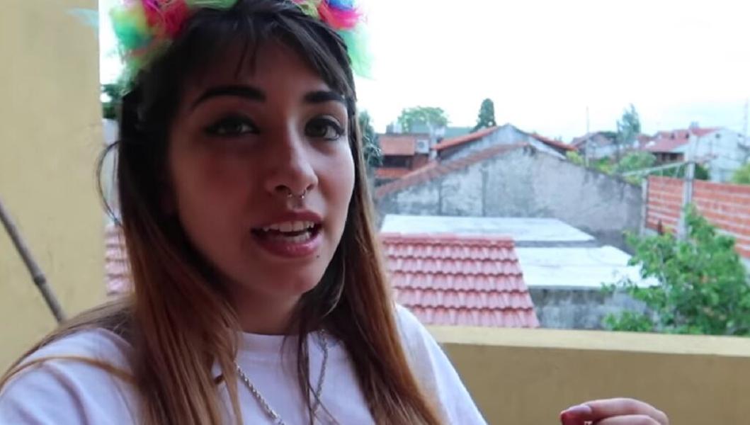 Desde la terraza y con casas bajas de fondo, María Becerra mostraba la casa donde creció en Quilmes.