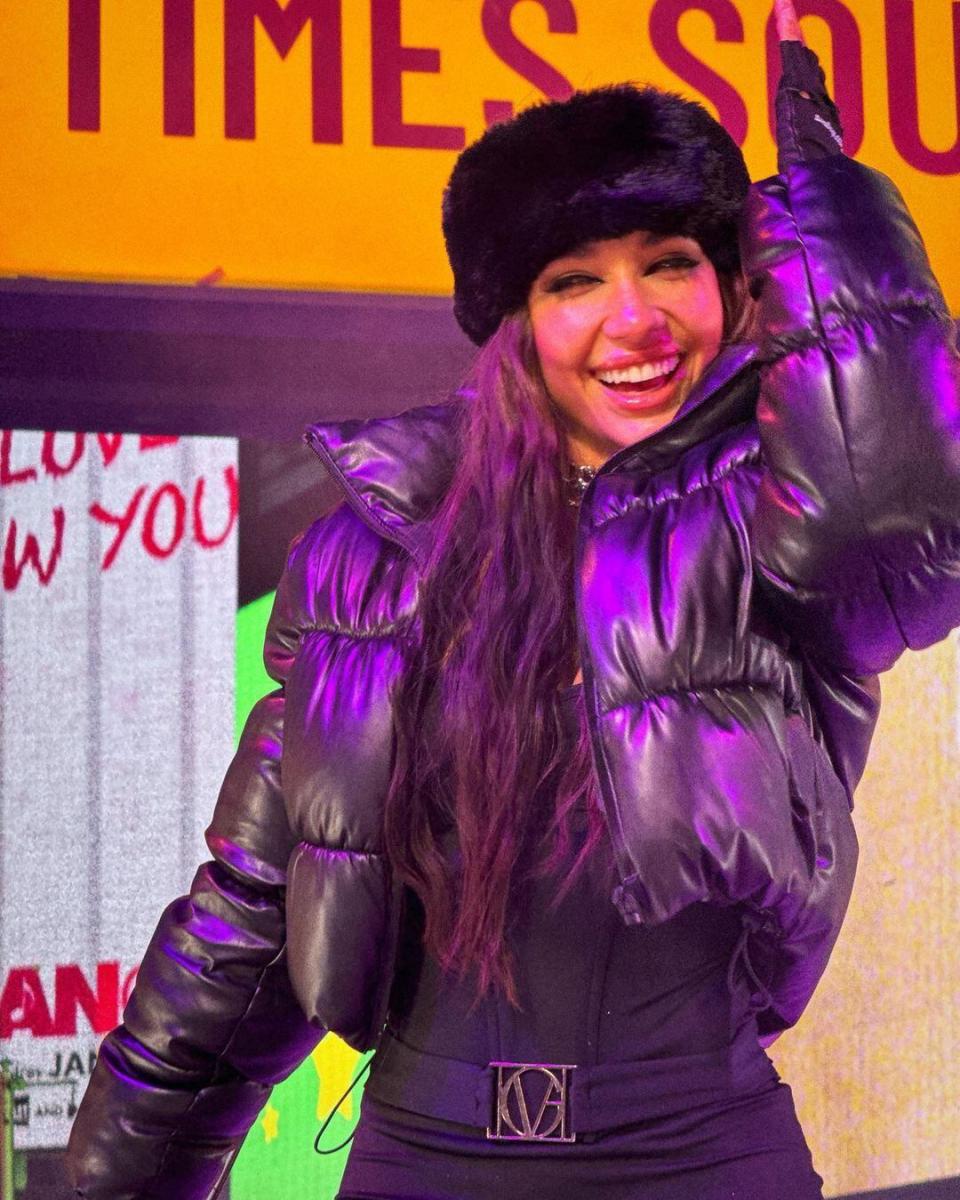 María Becerra cantó en Times Square por los festejos de Año Nuevo.