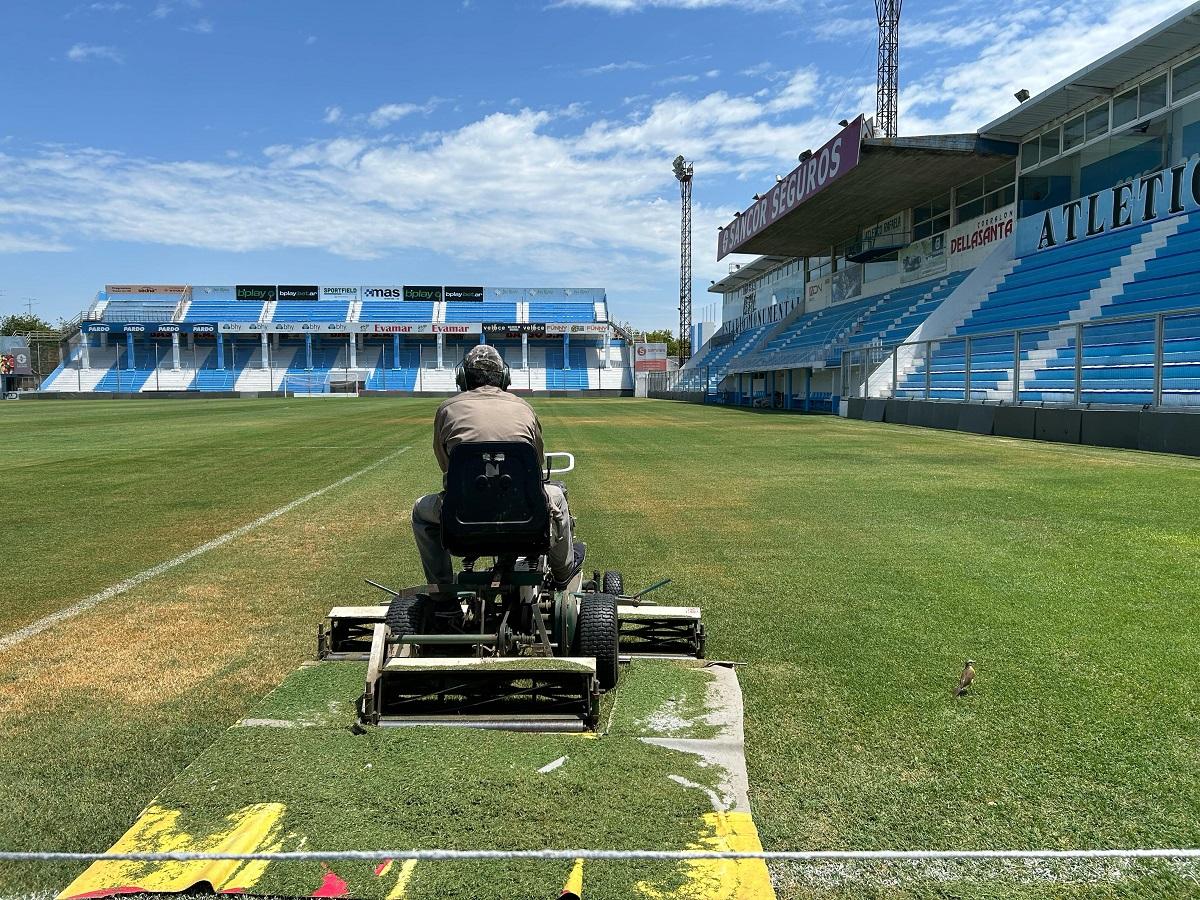 PUESTA A PUNTO. Ayer se trabajo en el campo de juego para el partido de esta tarde.