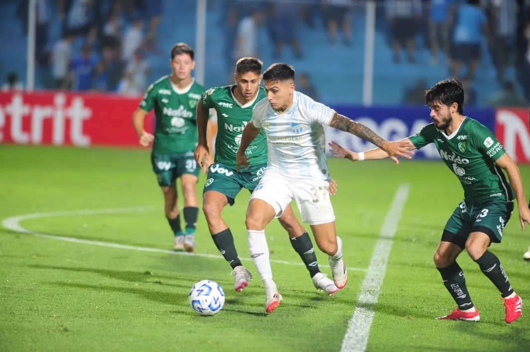 Pusineri tuvo un debut soñado: Atlético Tucumán goleó 5-0 a Sarmiento