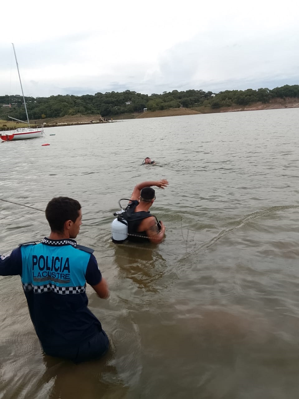 ARDUO TRABAJO. Personal de la Policía Lacustre en plena acción.