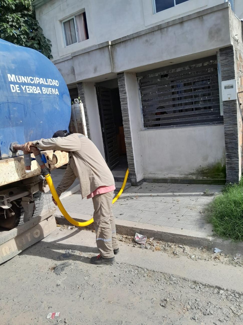 DISTRIBUCIÓN. El municipio envía el camión cisterna casa por casa.