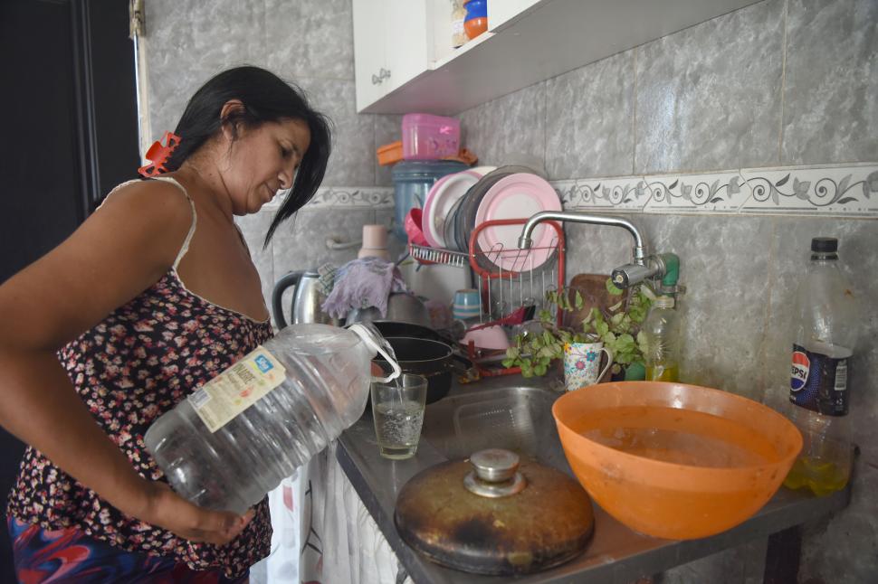 Camiones cisterna reparten agua en el oeste de Yerba Buena