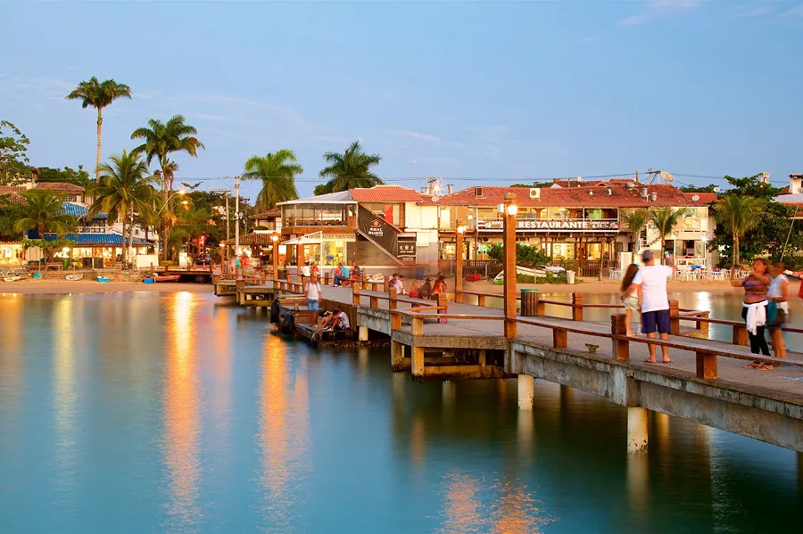 CENAR CON VISTA AL MAR. En Buzios se puede disfrutar de la gastronomía local mientras se contempla la playa. / EXPEDIA