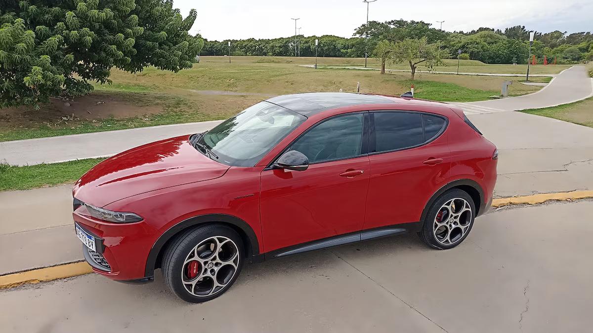 El Alfa Romeo Tonale llegó en 2024 y se presenta en versiones naftera, microhíbrida e híbrida enchufable.