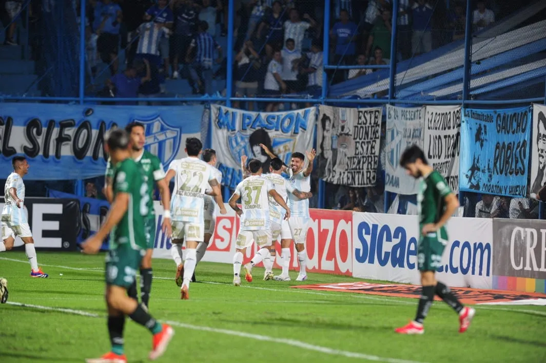 PEGÓ DE ENTRADA. Díaz marcó el primer tanto antes de los dos minutos. Atlético estuvo arrollador y pasó por encima a Sarmiento.