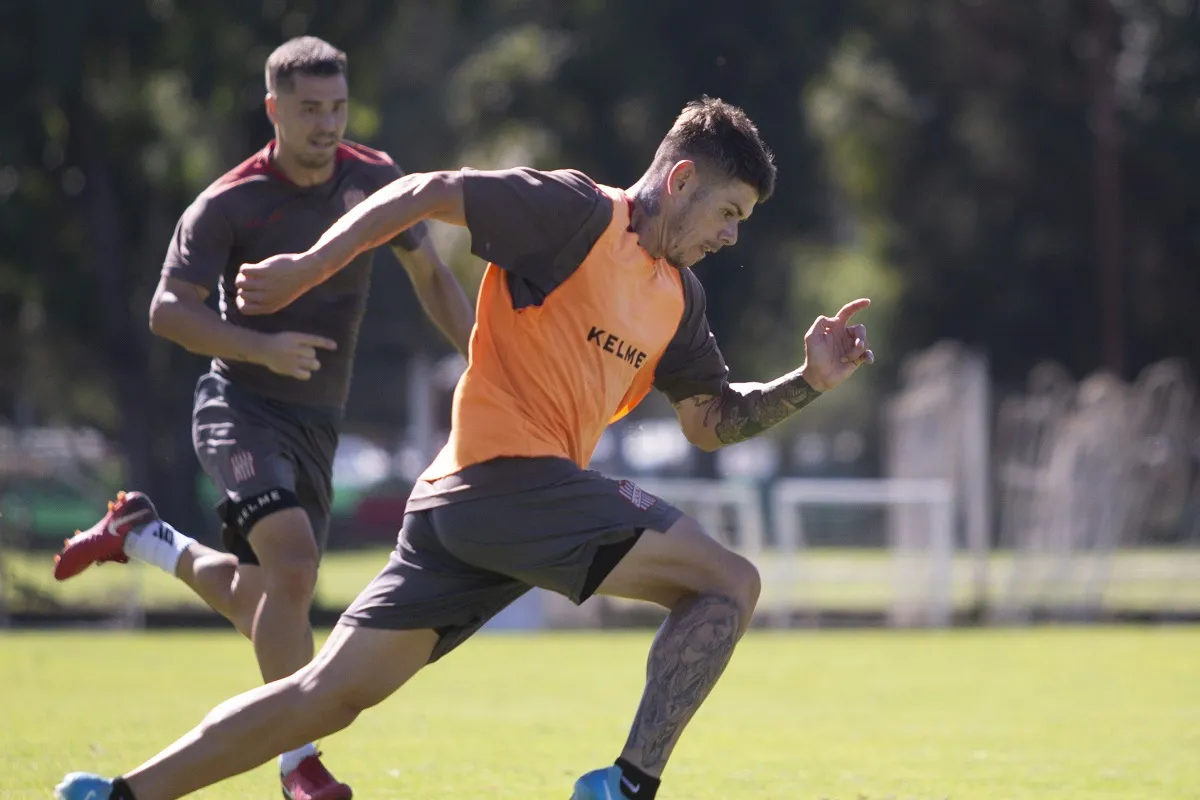  VELOZ. Franco García domina la pelota en el complejo. El extremo llegó desde Cobresal de Chile y en su carrera logró varios ascensos con Racing de Córdoba.