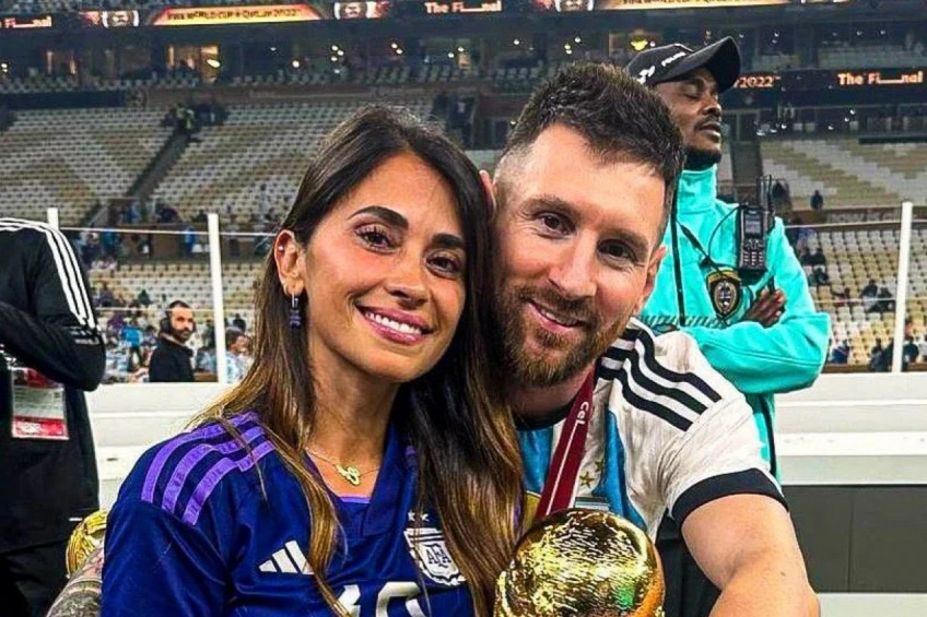 ENAMORADOS. Lionel Messi posa junto a Antonela, tras la obtención del Mundial Qatar 2022.