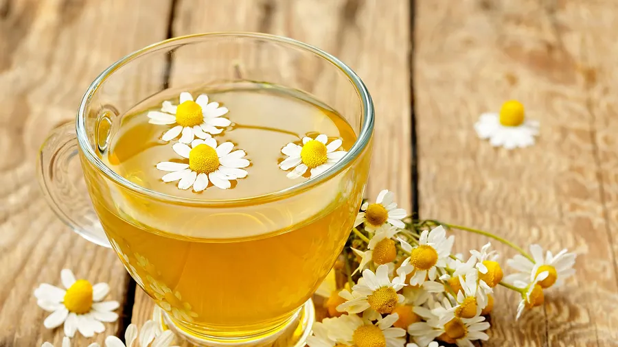 El té de manzanilla ayuda a aliviar el malestar estomacal