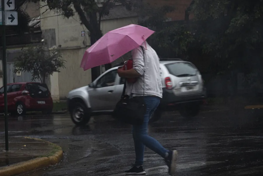 Rige una alerta por tormentas y fuertes vientos en algunas zonas del país