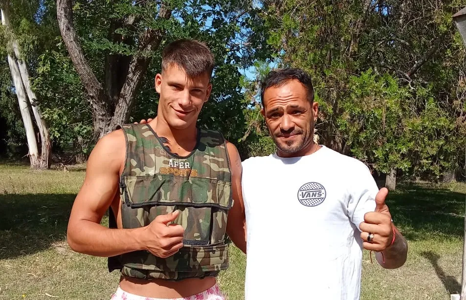 NUEVA FUNCIÓN. Perea maneja una fundación que tiene como objetivo ayudar a deportistas de bajos recursos. En la foto, junto al rugbista Valentino Rossi.