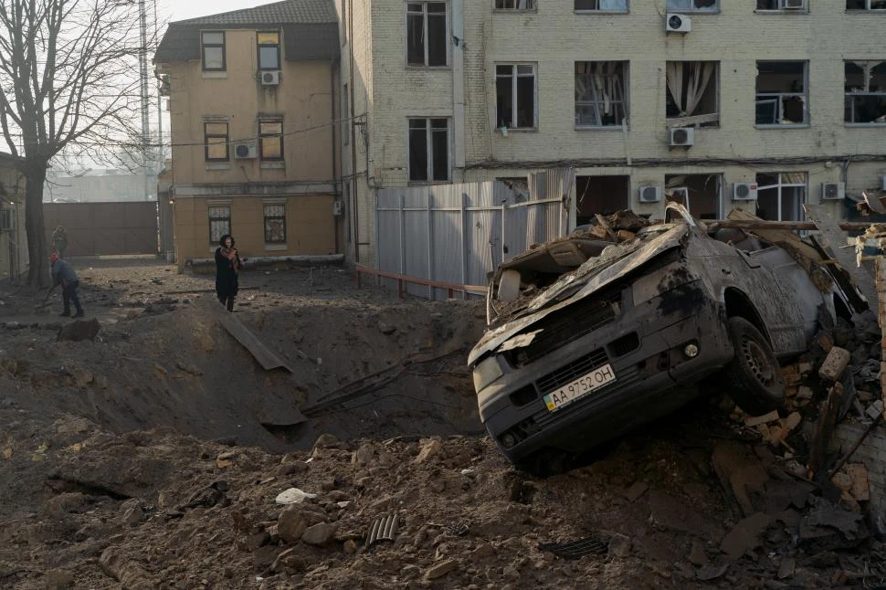 TIERRA ARRASADA. Los cráteres abiertos por bombardeos con misiles proliferan en los barrios de Kiev, la capital de Ucrania, tras la invasión rusa. 