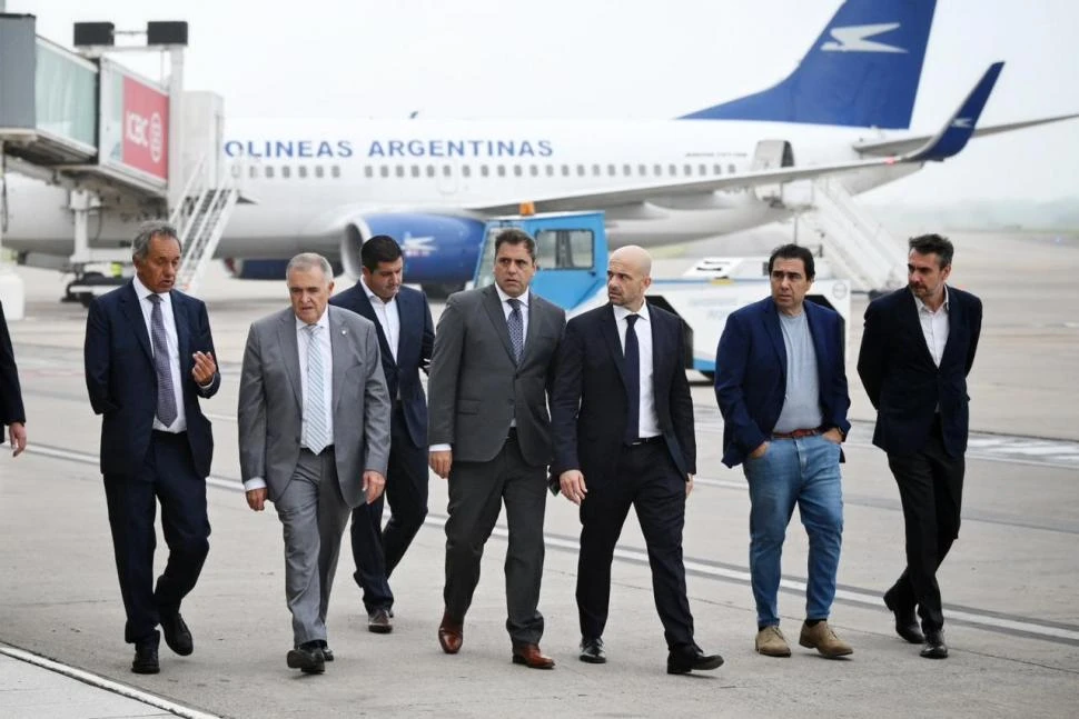 EN CAMINO. Autoridades nacionales y provinciales y empresarios recorren el aeropuerto, antes de presentar el proyecto de remodelación.