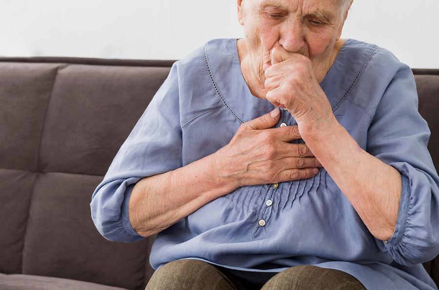 Los adultos mayores y los niños son más propensos a tener bronquitis.