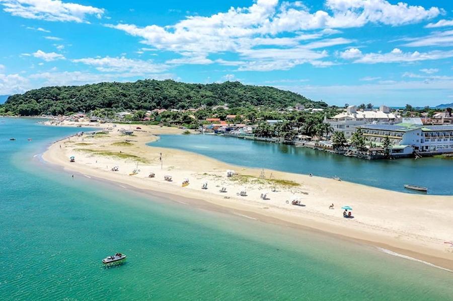 OPCIONES PARA LA FAMILIA. Playa Ponta das Canas es ideal para disfrutar en familia. / KAYAK