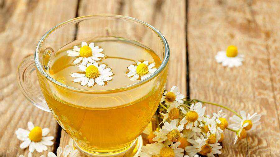 El té de manzanilla ayuda a aliviar el malestar estomacal
