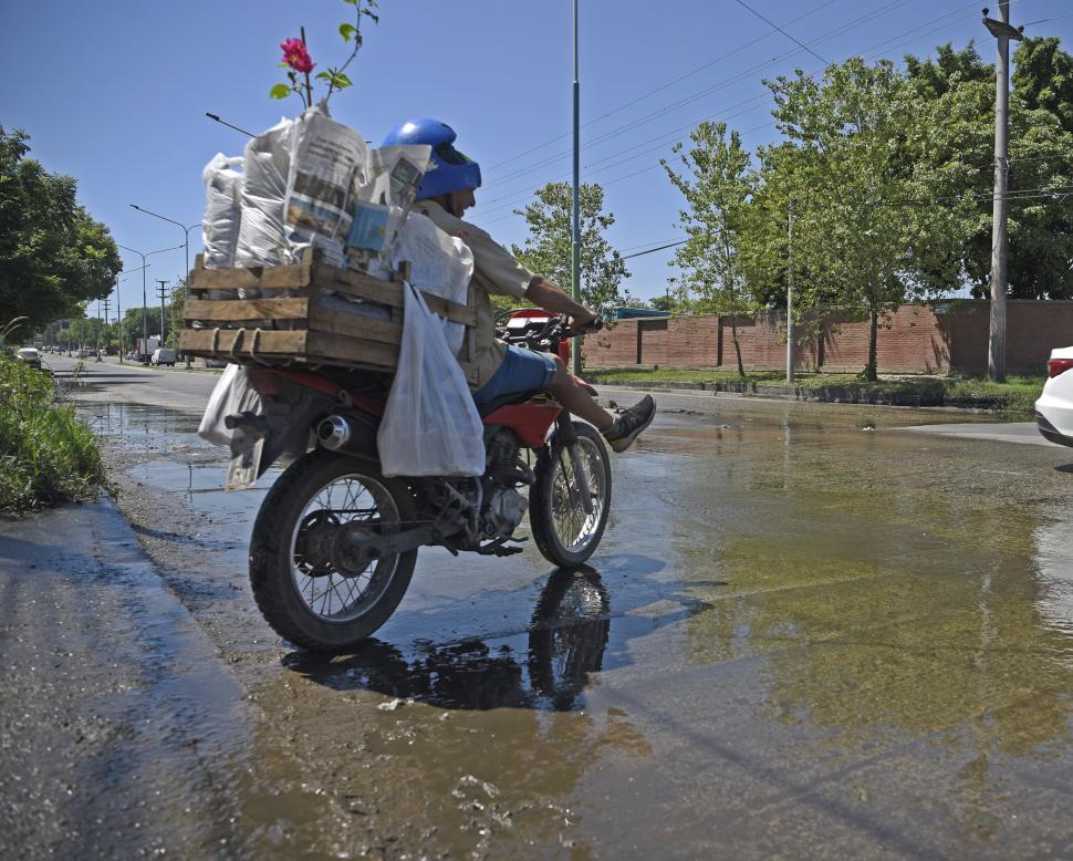 SUCIEDAD. Los motociclistas terminan todos salpicados de aguas servidas.