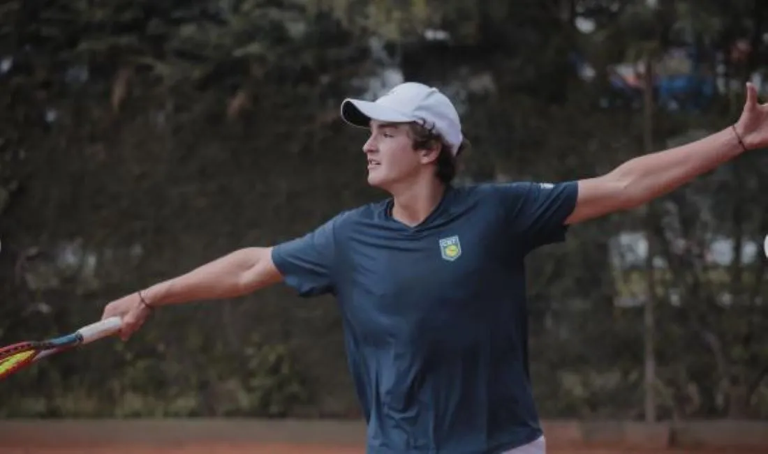 EN 2022. Fonseca jugando en una de las canchas del Tucumán Lawn Tennis. FOTO DE @omar__erre