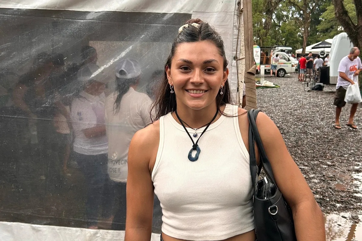 CON UNA ENORME SONRISA. Azul Medina alentó a su hermano Tomás y a su novio Ignacio.