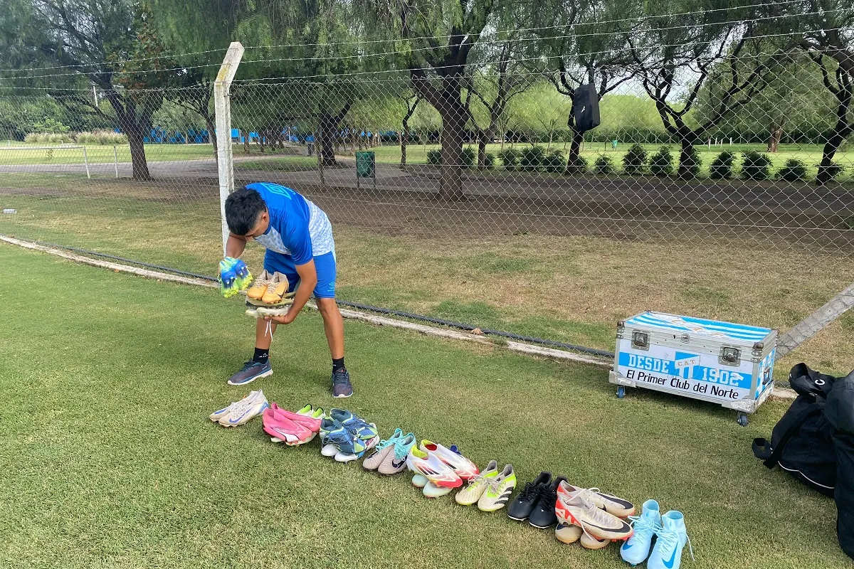 EN ACCIÓN. Marcelo Albrecht prepara los botines antes de la llegada de los futbolistas al predio de Belgrano.