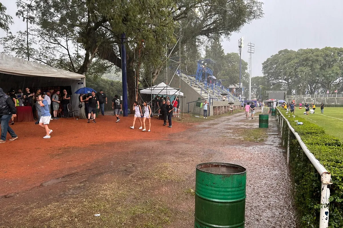 PASADO POR AGUA. Los fanáticos buscaron un refugio de la intensa lluvia en la cancha de Lawn Tennis.