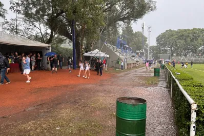 Un relámpago detuvo el resultado: Tarucas goleaba en el debut, pero la tormenta finalizó el partido