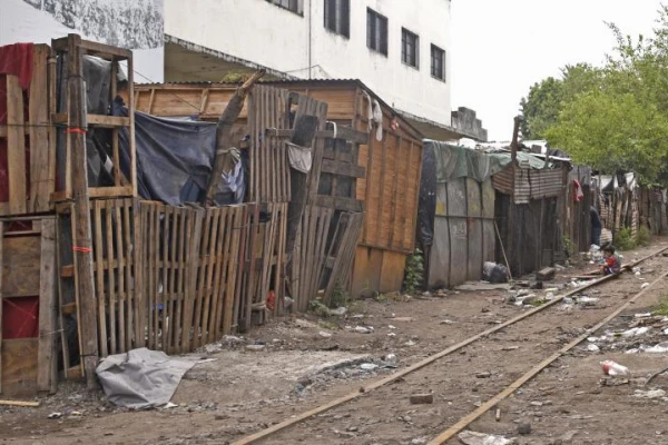 Avenida Sarmiento y Marco Avellaneda: el asentamiento que a nadie parece importarle