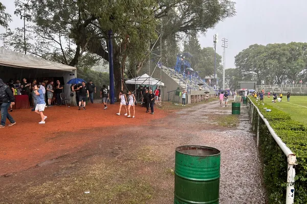 Un relámpago detuvo el resultado: Tarucas goleaba en el debut, pero la tormenta finalizó el partido