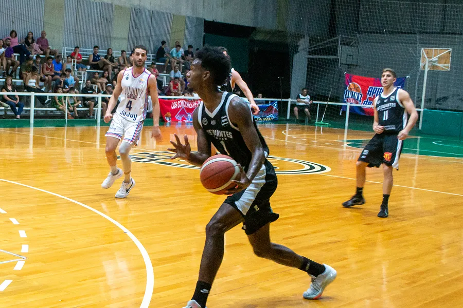 EL MEJOR. Xavier Reyes fue la figura del partido, marcó 18 puntos.