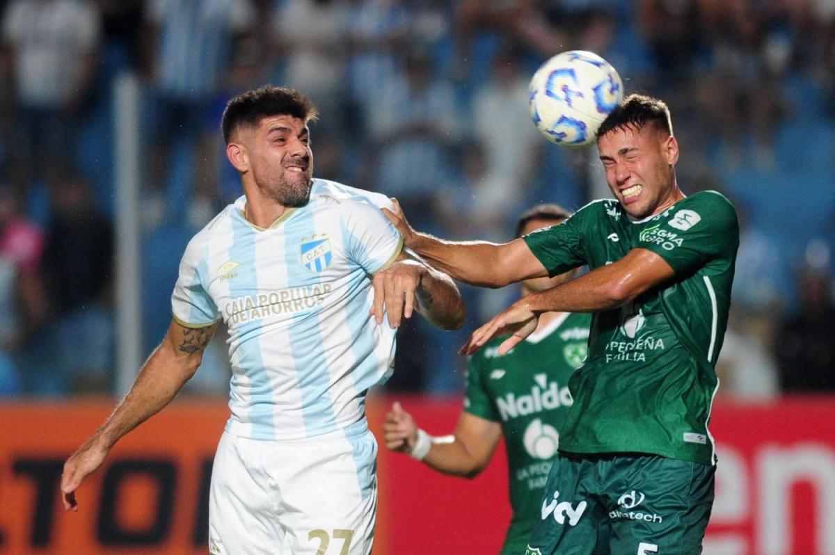 DIVIDIDA. Leandro Díaz, que marcó un gol, se mostró muy activo en su regreso a Atlético Tucumán.