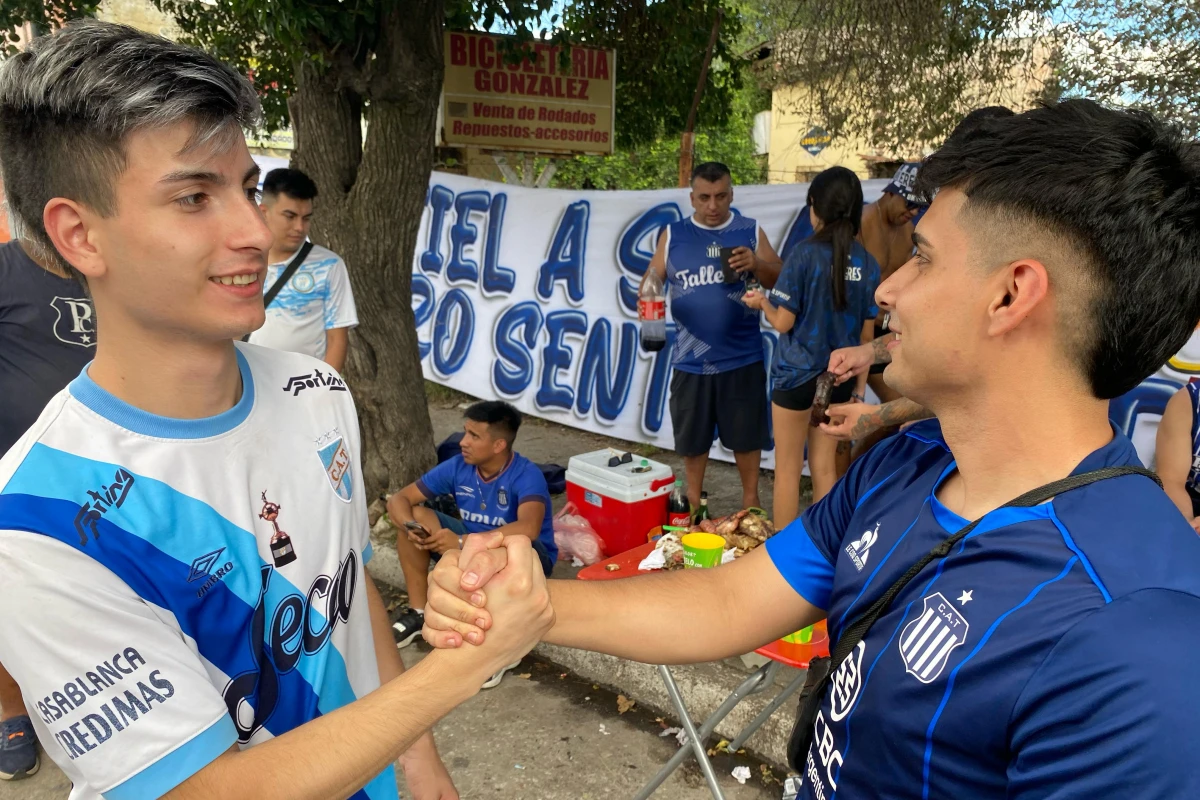 GRAN AMISTAD. Isaías Rodríguez, de Atlético Tucumán, se saluda con el fanático de La T Maximiliano Ponce.