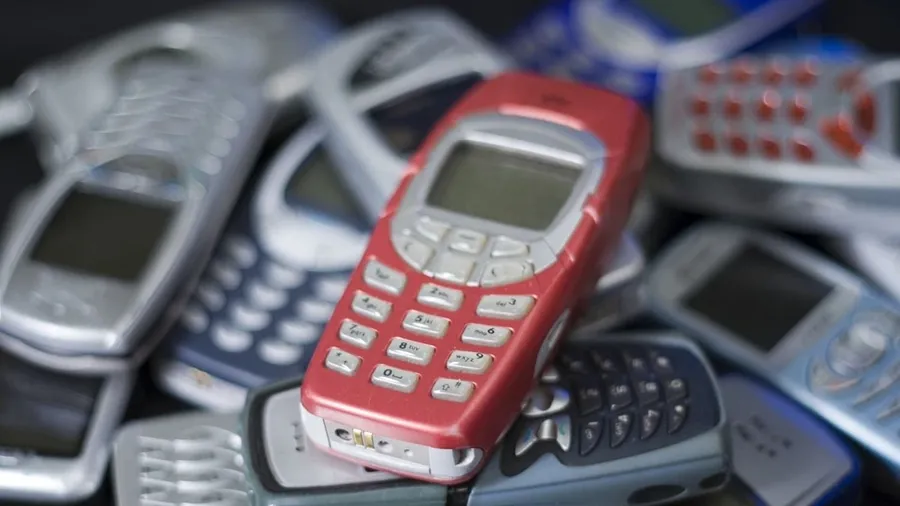 Coleccionistas pagan fortunas por celulares antiguos