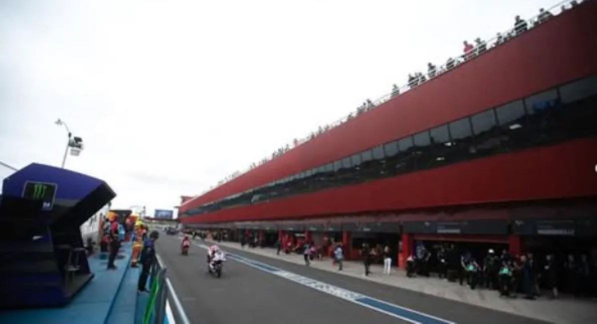 EN BOXES. La calle de salida de las motos. Arriba, el público tiene la mejor vista del circuito.