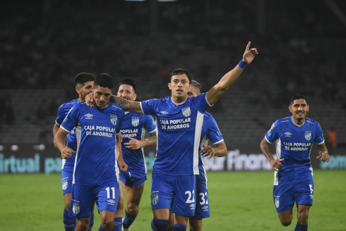 FESTEJO DE GOL. Nicolás Castro celebra su golazo con Ramiro Ruiz Rodríguez. 