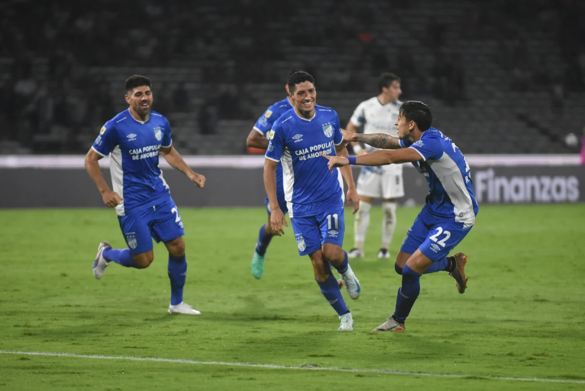 TREMENDA BOMBA. Castro metió un golazo en el inicio del segundo tiempo. El Decano no pudo aguantarlo y Talleres se lo empató.