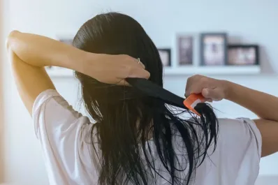 Mejor si lo secas: los riesgos de irse a dormir con el pelo mojado