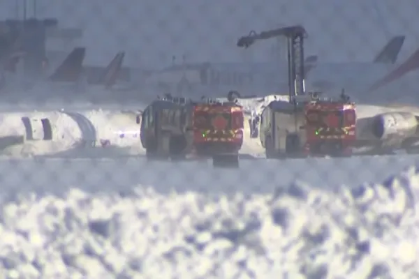 Un avión se estrelló y quedó dado vuelta al intentar aterrizar en el aeropuerto de Toronto