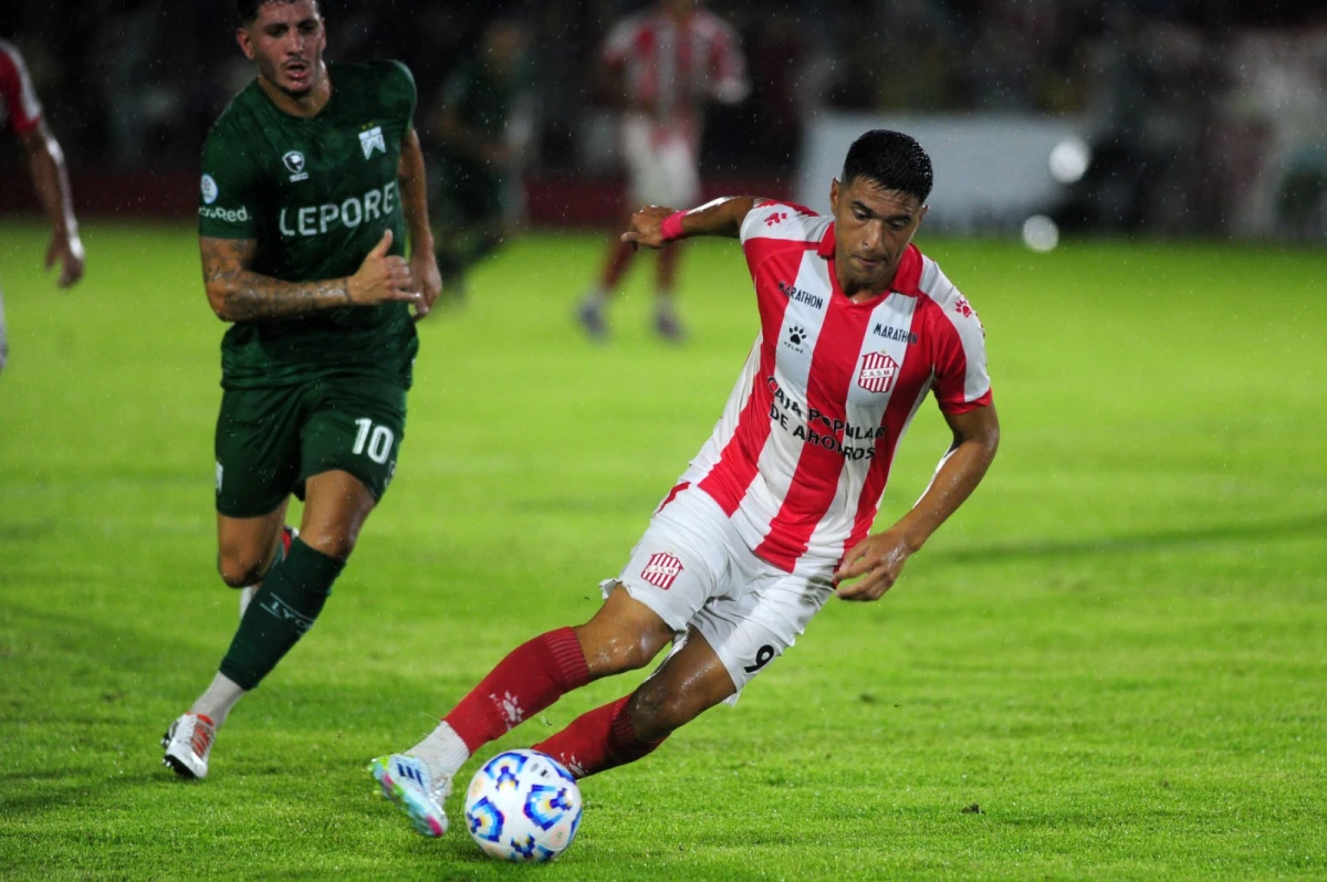 GRAN DESEMPEÑO. Martín Pino fue la figura del partido y convirtió el gol agónico para San Martín.