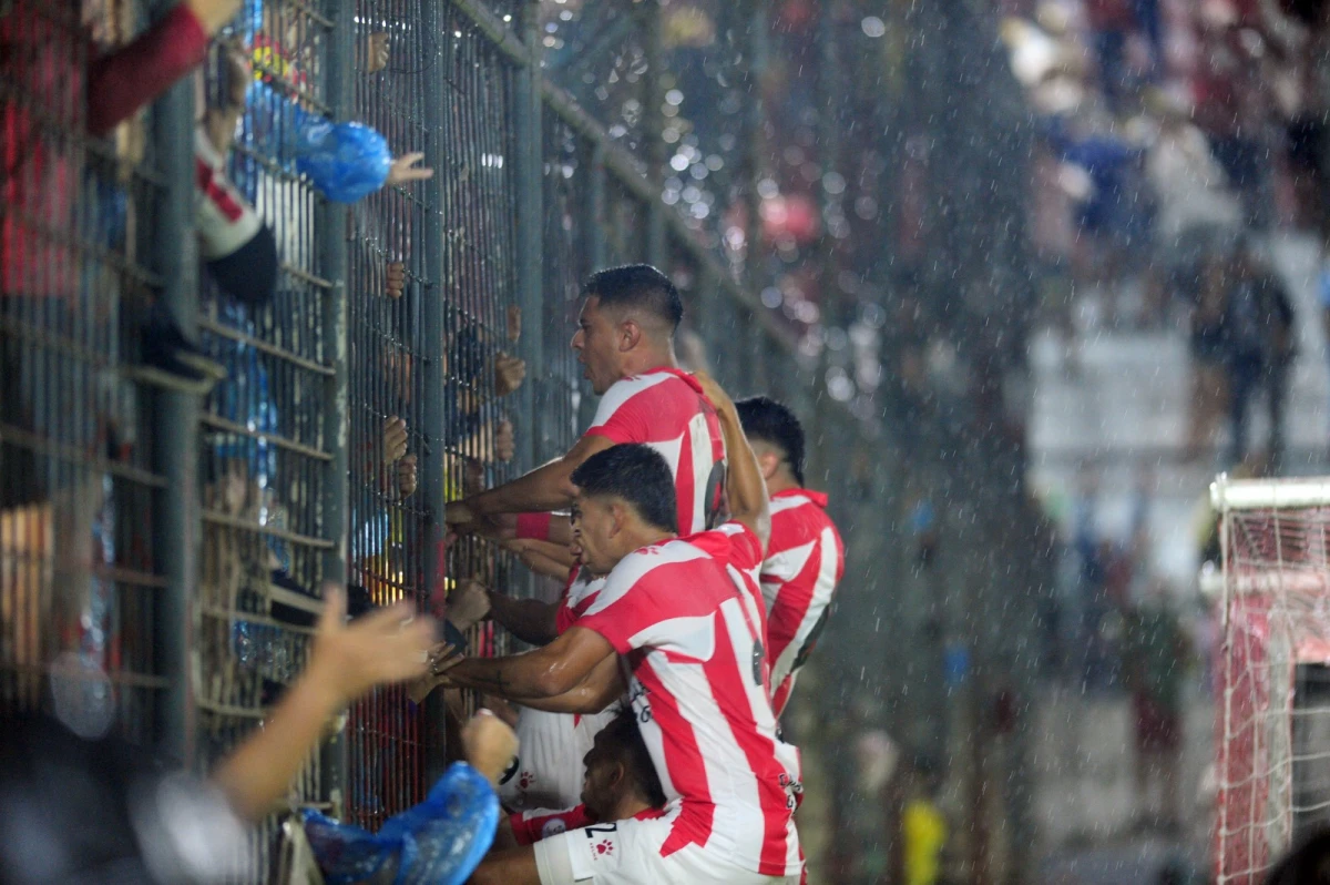 LO GRITÓ CON TODO. Martín Pino celebró su gol agónico subido al alambrado de La Ciudadela.