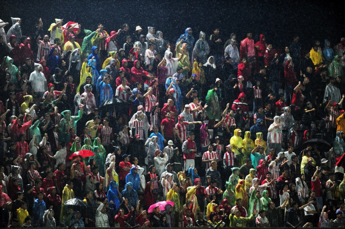 PASADOS POR AGUA. La hinchada del Santo desafió la tormenta para no perderse el reencuentro con el equipo.