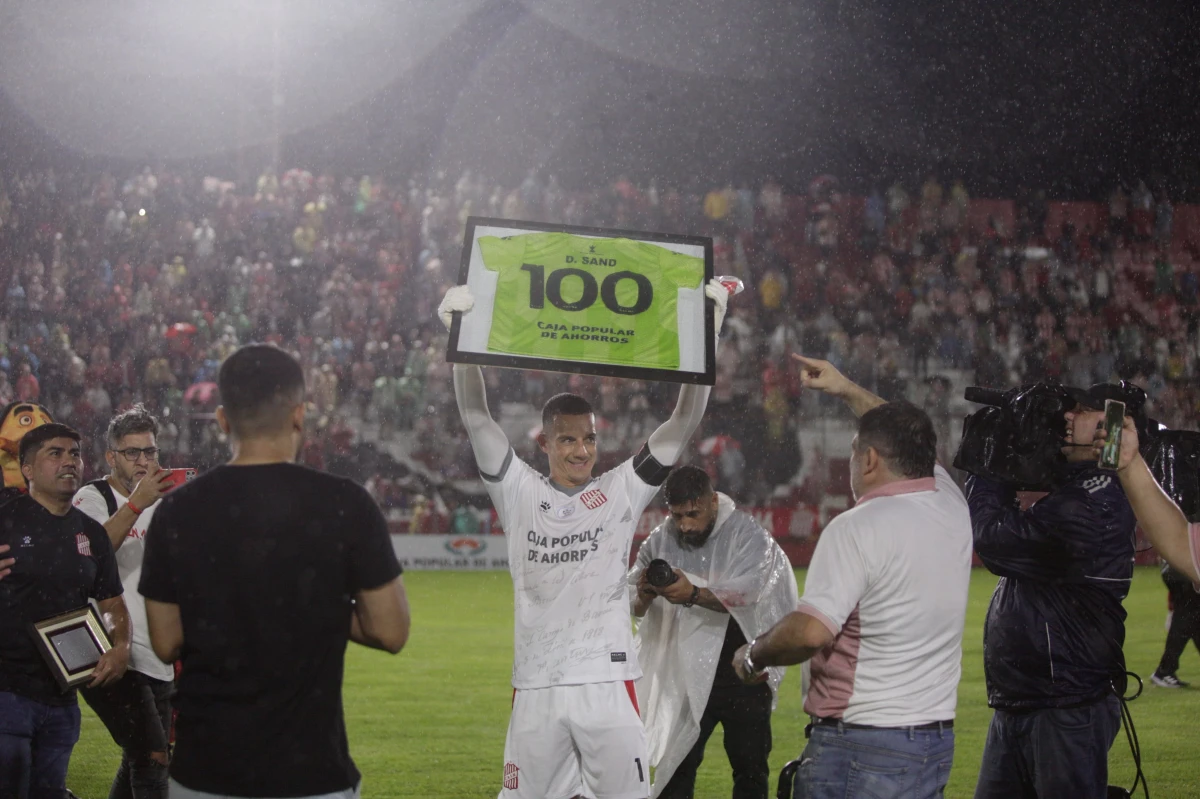 GRAN OVACIÓN. Darío Sand presentó la placa que conmemora sus 100 partidos en el Santo ante los aplausos de los hinchas.