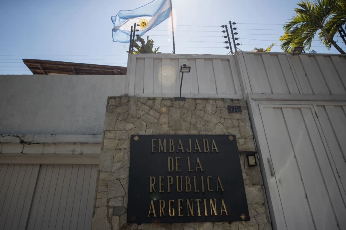 Líderes opositores denuncian que continúa el asedio en la Embajada argentina.