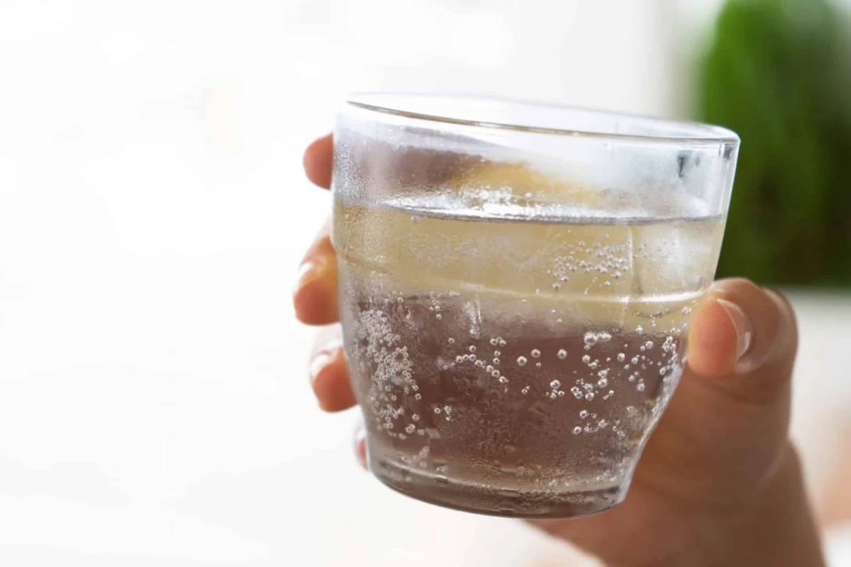 ¿Qué tan conveniente es tomar agua con gas para la salud renal?