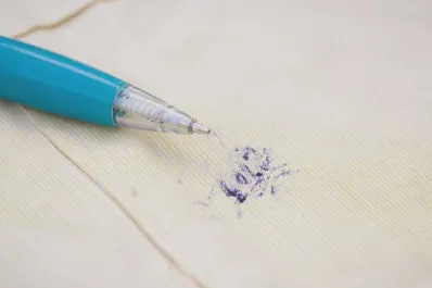 Con este producto cotidiano podés limpiar la manchas de lapicera en la ropa