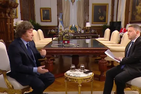 Manuel Adorni apuntó contra Santiago Caputo por cortar la entrevista de Javier Milei