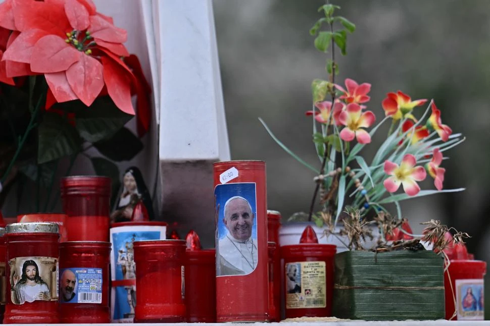 El Papa Francisco enfrenta una internación prolongada