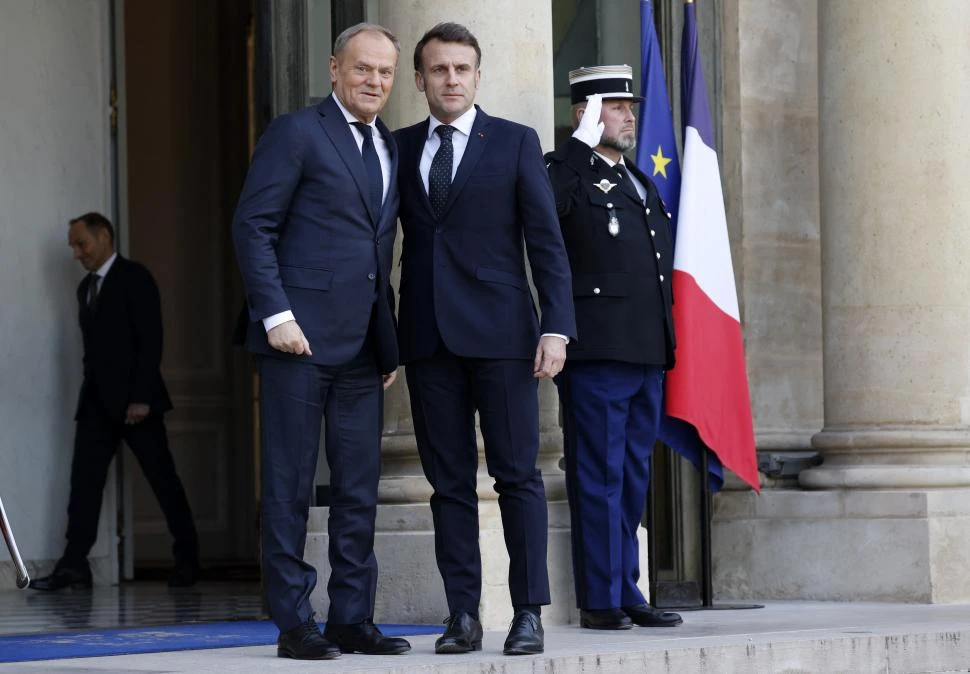 REUNIÓN. Macron, el anfitrión, con el primer ministro polaco, Tusk.